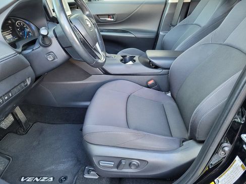 Used 2023 Toyota Venza LE AWD/4WD image 18
