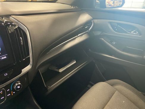 Used 2022 Chevrolet Traverse LT FWD image 32