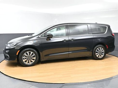 Used 2023 Chrysler Pacifica Touring-L FWD image 6