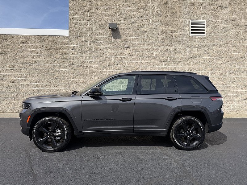 Used 2024 Jeep Grand Cherokee Limited w/ Black Appearance Package AWD/4WD image 5