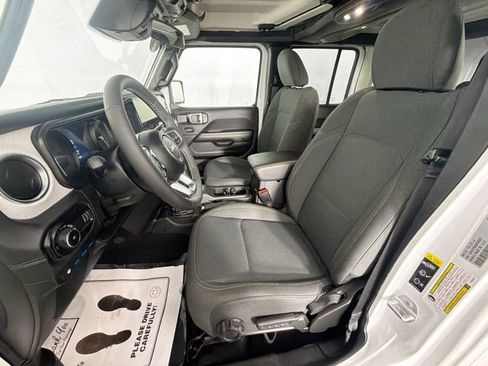 Used 2025 Jeep Wrangler Unlimited Sahara image 19