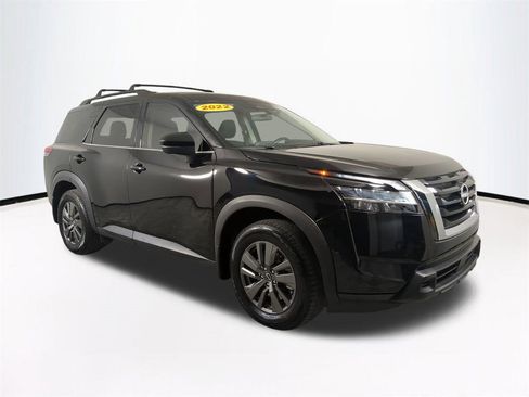 Used 2022 Nissan Pathfinder SV image 2