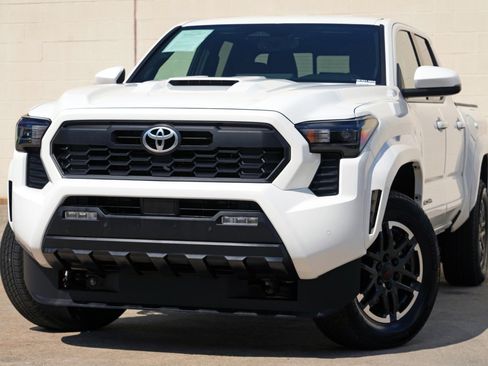 Used 2024 Toyota Tacoma TRD Sport w/ TRD Sport Upgrade Package RWD image 3