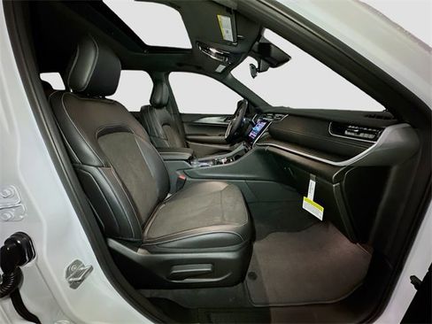 New 2025 Jeep Grand Cherokee Altitude image 32