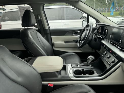 Used 2024 Kia Carnival LX FWD image 8