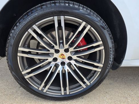Used 2018 Porsche Macan Turbo AWD/4WD image 16