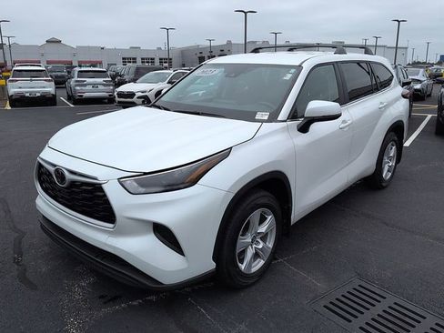 Used 2023 Toyota Highlander L FWD image 3