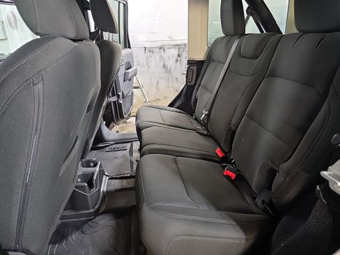 Used 2018 Jeep Wrangler Unlimited Sahara AWD/4WD image 12