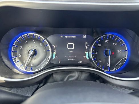 Used 2024 Chrysler Pacifica Touring-L image 13