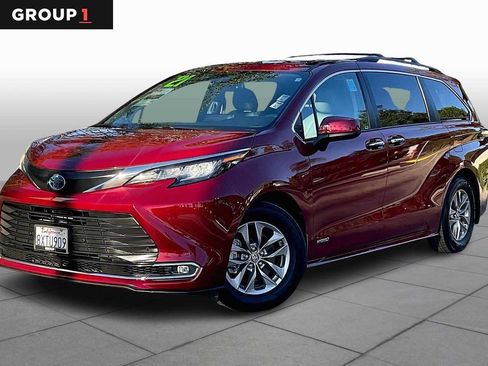 Used 2021 Toyota Sienna XLE image 1