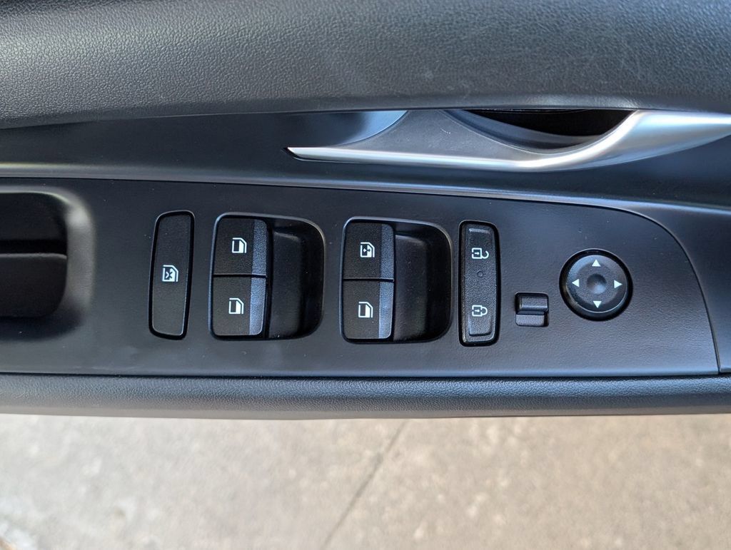 Used 2025 Hyundai Elantra SEL FWD image 17