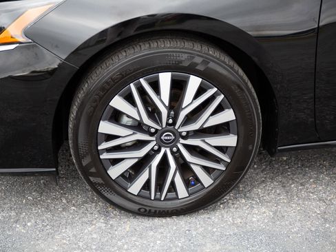 Used 2024 Nissan Altima 2.5 SV image 9