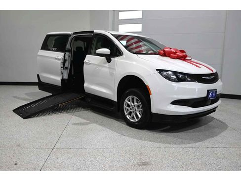 Used 2023 Chrysler Voyager LX FWD image 2