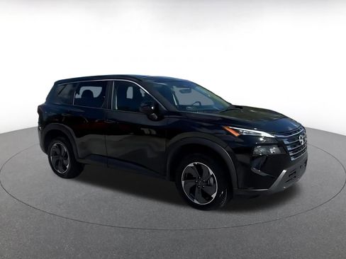 Used 2025 Nissan Rogue SV image 2