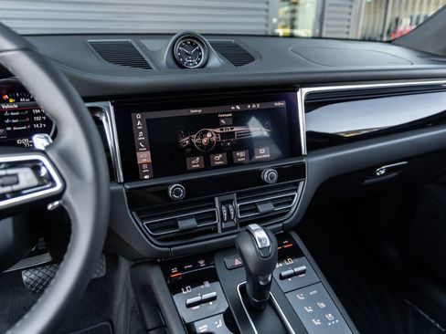 Certified 2026 Porsche Macan AWD/4WD image 30
