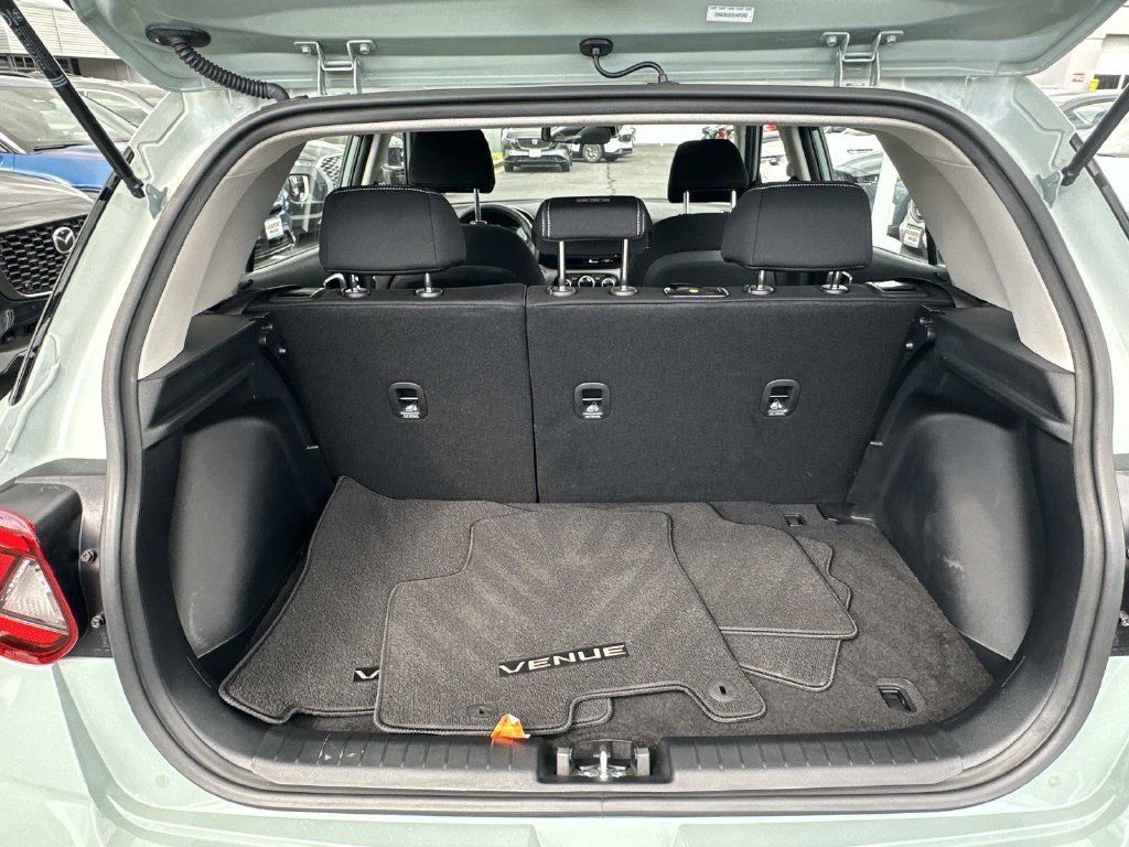 Used 2025 Hyundai Venue SEL FWD image 29