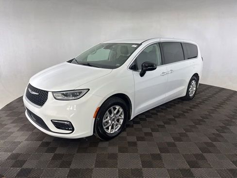 Used 2024 Chrysler Pacifica Touring-L FWD image 10