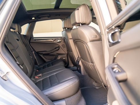 Certified 2026 Porsche Macan image 25