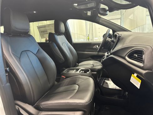New 2027 Chrysler Pacifica Select FWD image 32