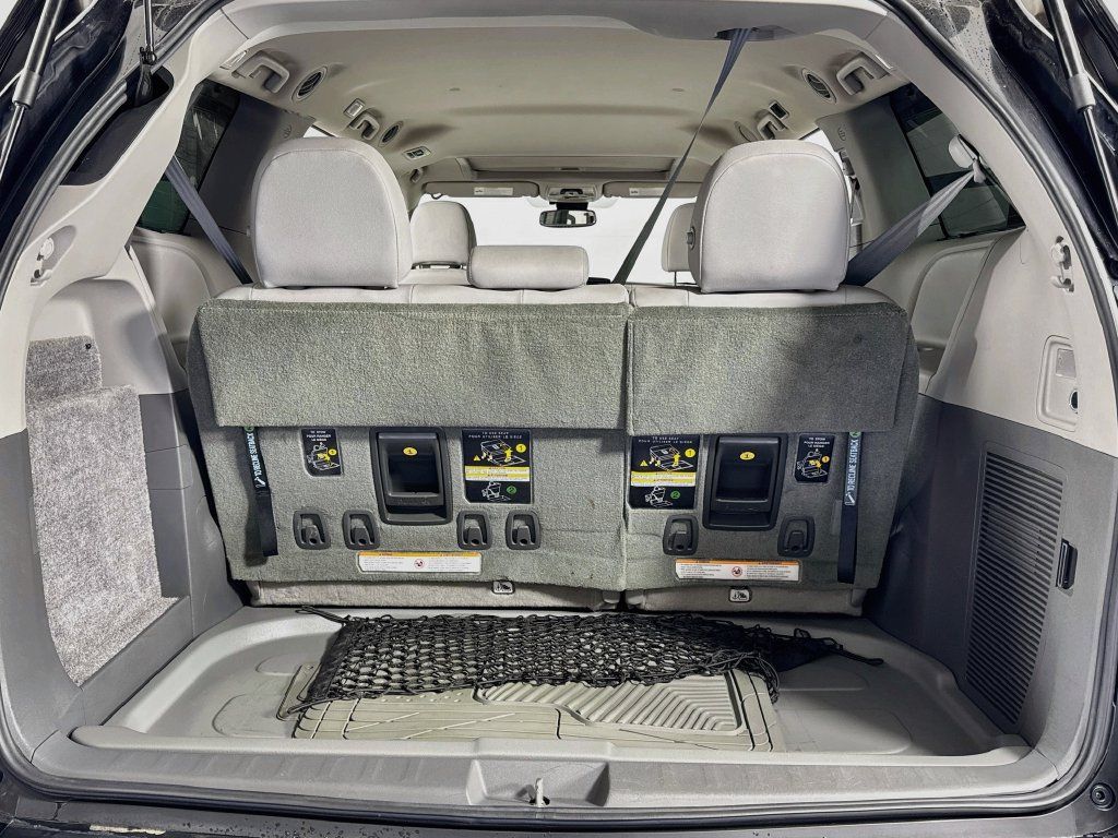 Used 2018 Toyota Sienna Limited FWD image 29