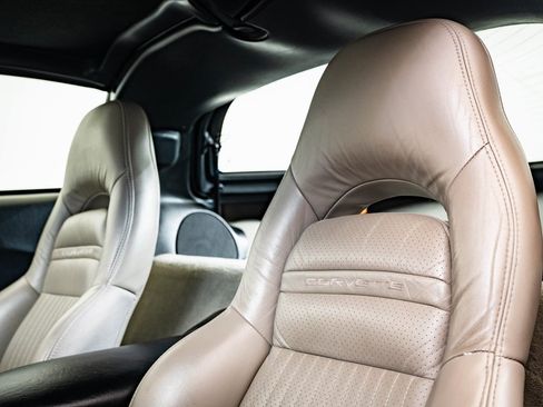 Used 2004 Chevrolet Corvette Coupe w/ Roof Package image 23