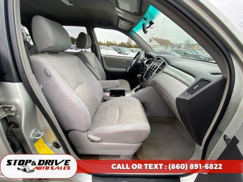 Used 2005 Toyota Highlander 4WD V6 w/ 3rd Row image 13