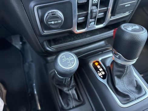 Used 2025 Jeep Wrangler Unlimited Sahara AWD/4WD image 23