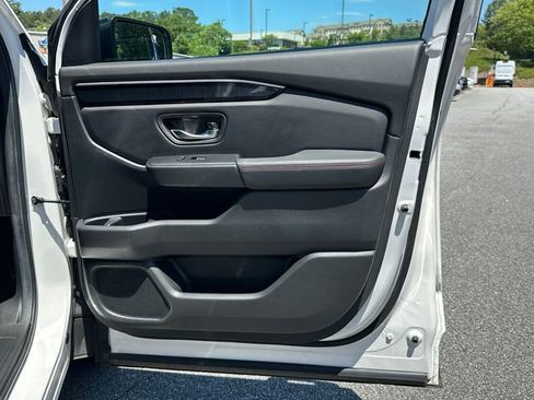 Used 2025 Honda Pilot Black Edition image 14