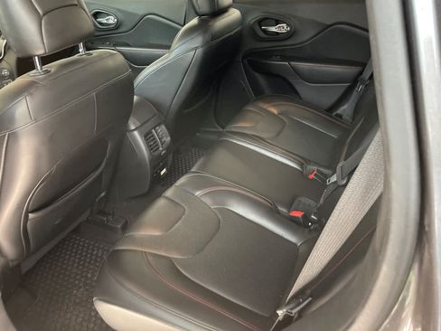 Used 2019 Jeep Cherokee Trailhawk AWD/4WD image 10