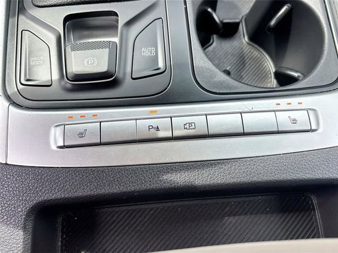 Used 2025 Kia Carnival FWD image 21