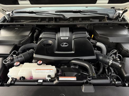 Used 2025 Lexus LX 600 4WD w/ Luxury Package image 19