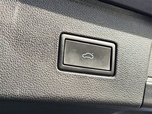 Used 2023 Volkswagen Atlas SE image 30