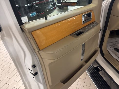 Used 2010 Lincoln Navigator L Base image 16