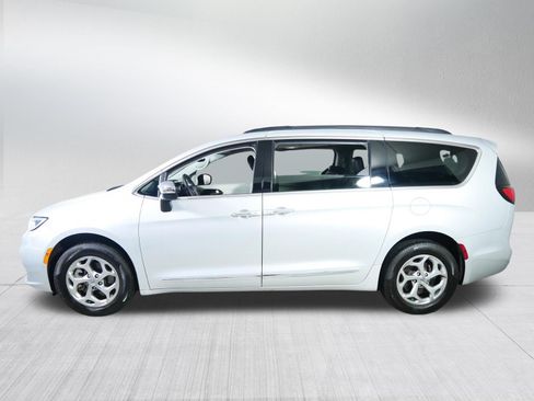 Used 2023 Chrysler Pacifica Limited AWD/4WD image 4
