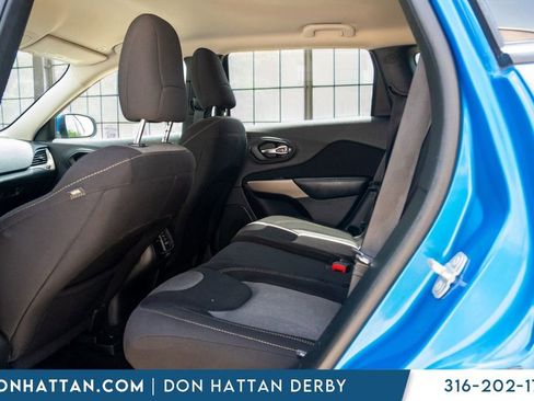 Used 2018 Jeep Cherokee Latitude w/ Altitude Package FWD image 17