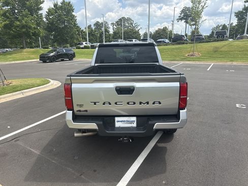 Used 2025 Toyota Tacoma SR5 AWD/4WD image 9