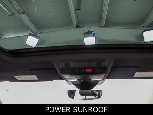 Used 2022 Volkswagen Tiguan SE R-Line image 20