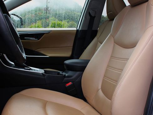 Used 2023 Toyota RAV4 XLE Premium image 17