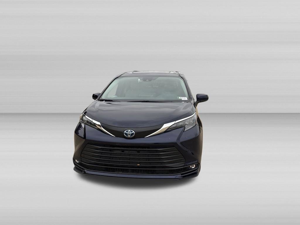 Used 2025 Toyota Sienna XLE FWD image 9