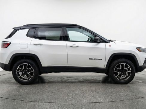 Used 2025 Jeep Compass Trailhawk AWD/4WD image 11