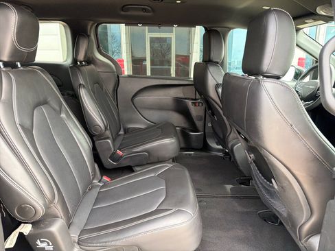 Used 2025 Chrysler Pacifica Select image 30
