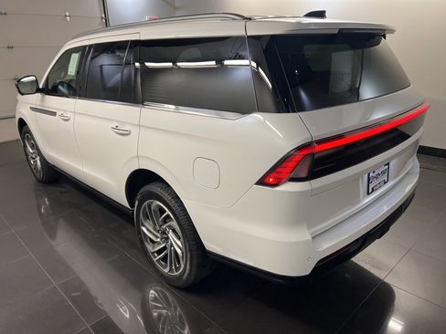 Used 2025 Lincoln Navigator Reserve image 4