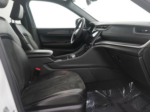 Used 2024 Jeep Grand Cherokee Altitude image 13