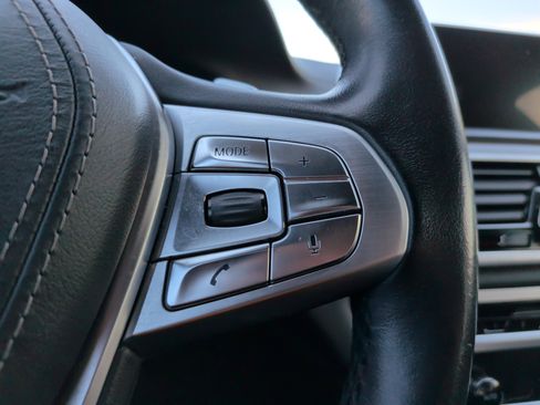 Used 2017 BMW 740i image 21