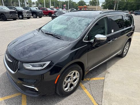 Used 2023 Chrysler Pacifica Limited AWD/4WD image 9