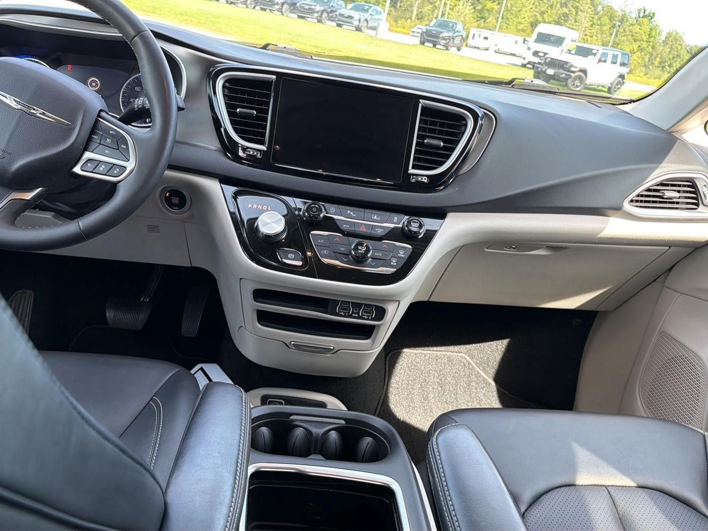 Used 2024 Chrysler Pacifica Touring-L FWD image 13