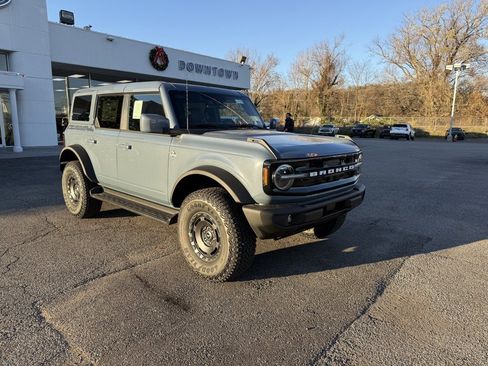 New 2025 Ford Bronco Outer Banks w/ Sasquatch Package image 1