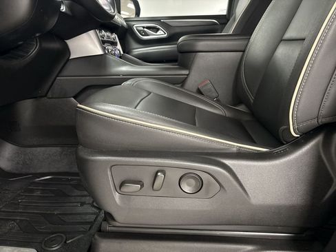 Used 2024 GMC Yukon SLT w/ SLT Luxury Package image 12
