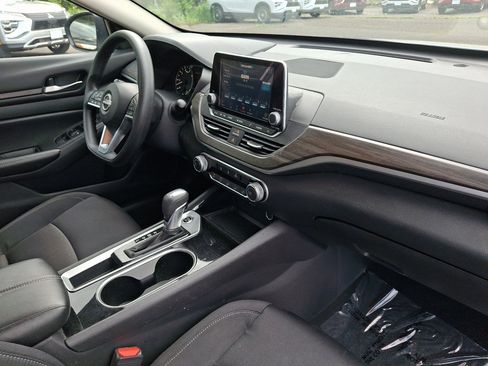 Used 2024 Nissan Altima 2.5 SV FWD image 12