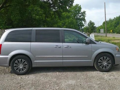 Used 2014 Chrysler Town & Country S FWD image 3